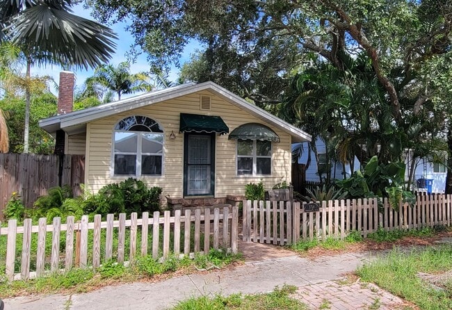 Building Photo - 2 BEDROOM 2 BATH HOME -ST. PETERSBURG