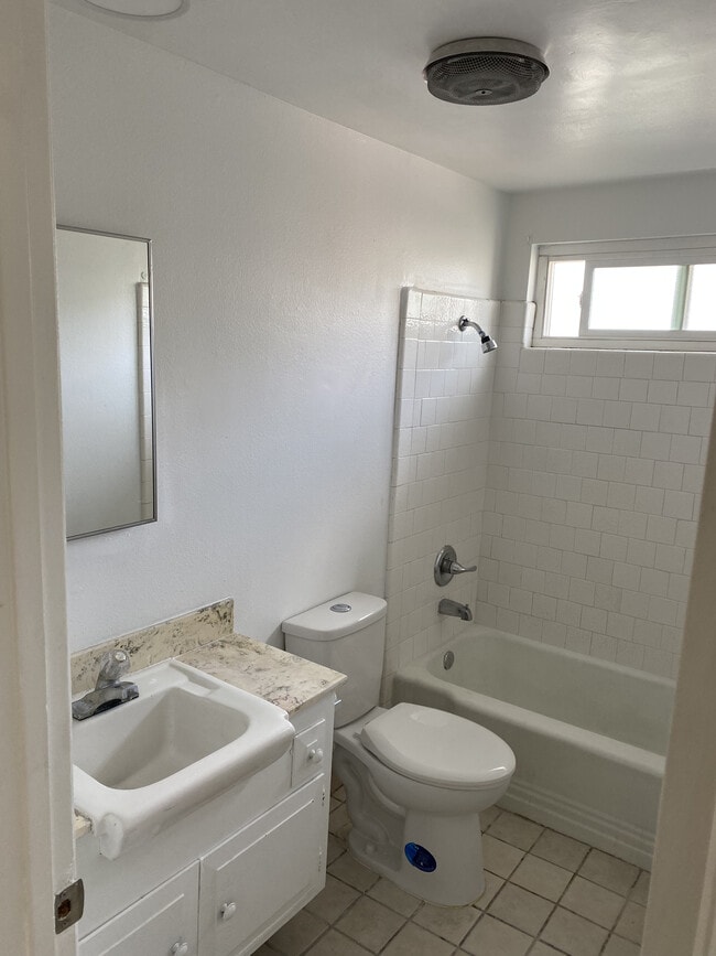 Baño principal - 1313 Beryl St Unidad D