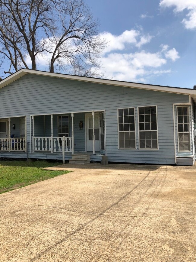 Large Duplex in a quiet cul-d-sac close to... - Large Duplex in a quiet cul-d-sac close to... Apartment Unit 1