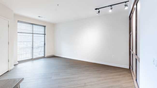 Sala de estar con pisos madera