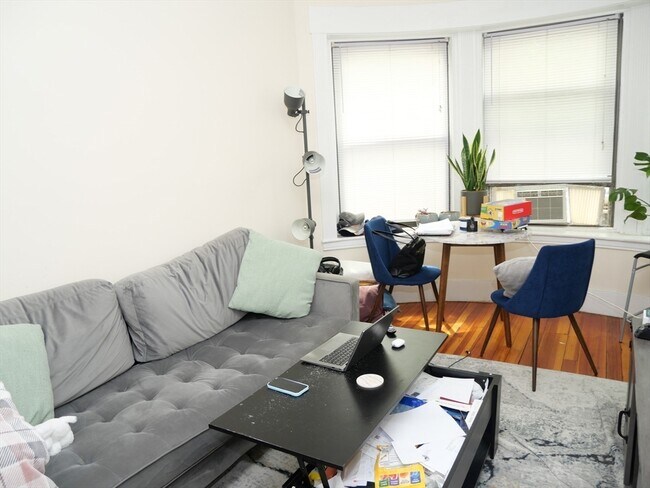 Building Photo - 1382 Beacon St Unit 1 Rental