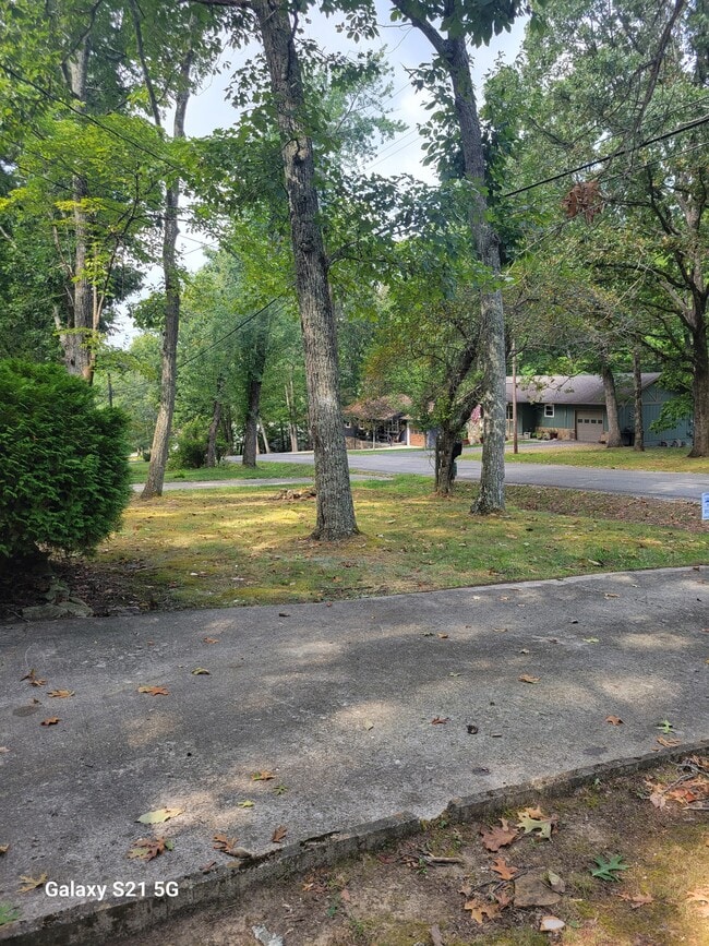 214 Lakeshire Dr