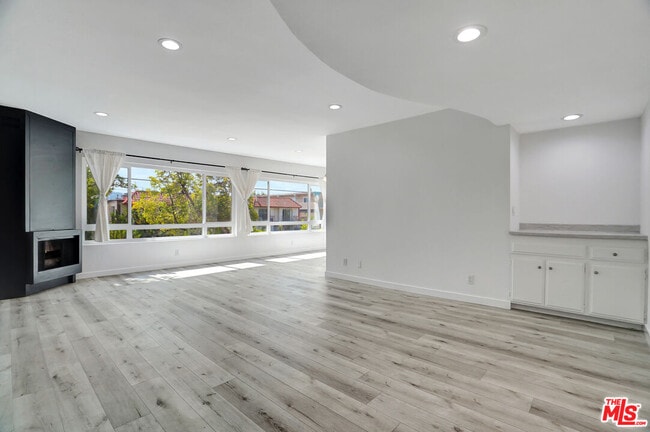 Photo - 10823 Camarillo St