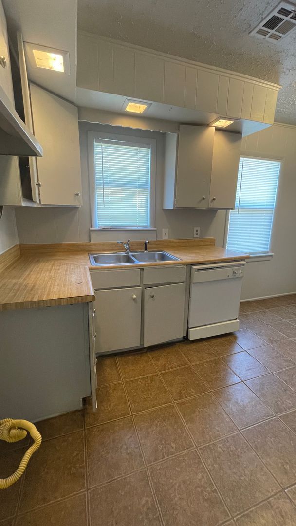 Photo - 3 bed 1 bath home with 1 car garage.  Move in Ready!