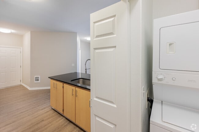1BR, 1BA - 786SF