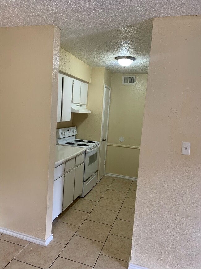 Building Photo - 10110 Westview Dr Unit 2904