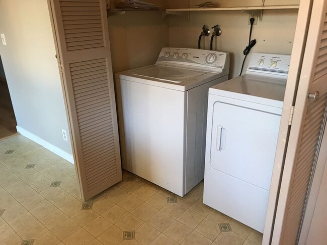 Photo - Great 2 bed 1 bath condo available for fall move in!