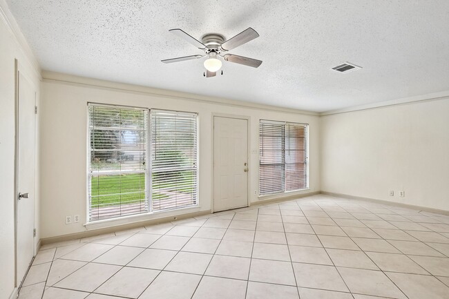 6401 Rowan Ln