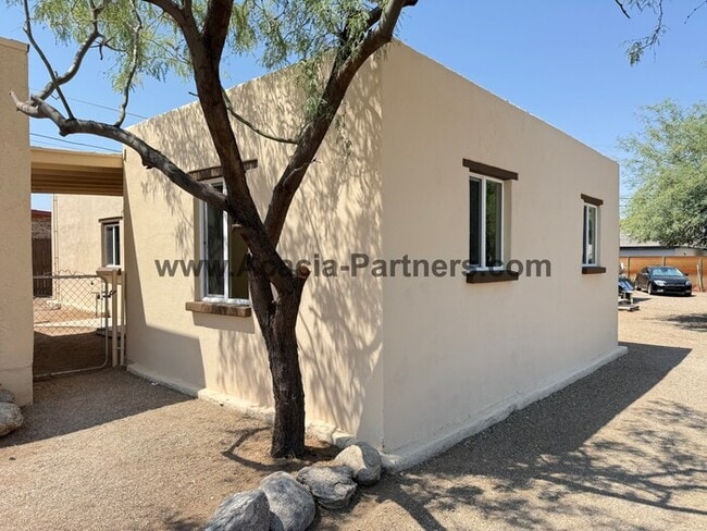 Building Photo - Centrally Located Two Bedroom