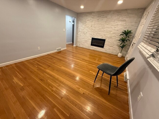 Building Photo - 7 Champlain Rd Unit 1