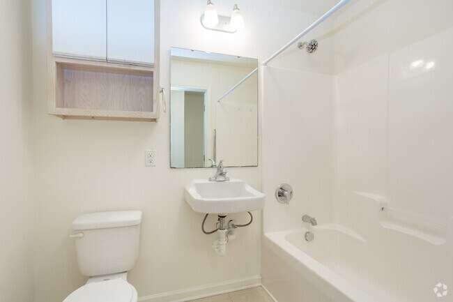 1BR, 1BA - 680SF - Bathroom