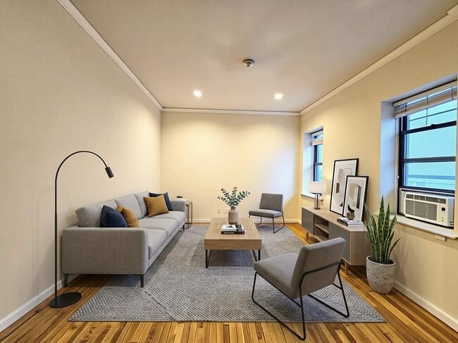 Photo - 142 E 35th St