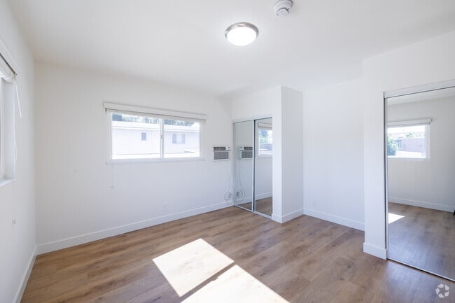 2BR, 2BA - 970SF - Bedroom