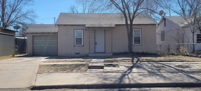 Building Photo - LARGE HOME QUIET STREET