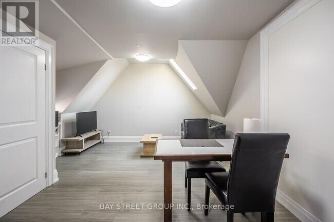 Photo - 109 Spadina Rd