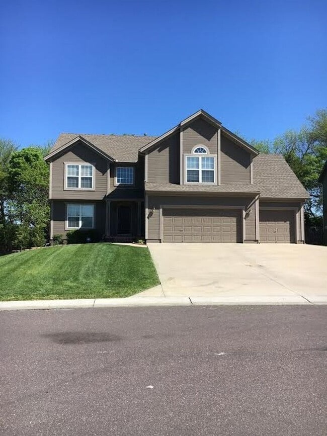 Building Photo - Stop scrolling—your dream home in Lee’s Summit is officially here!