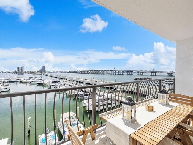 Building Photo - 555 NE 15th St Unit 408