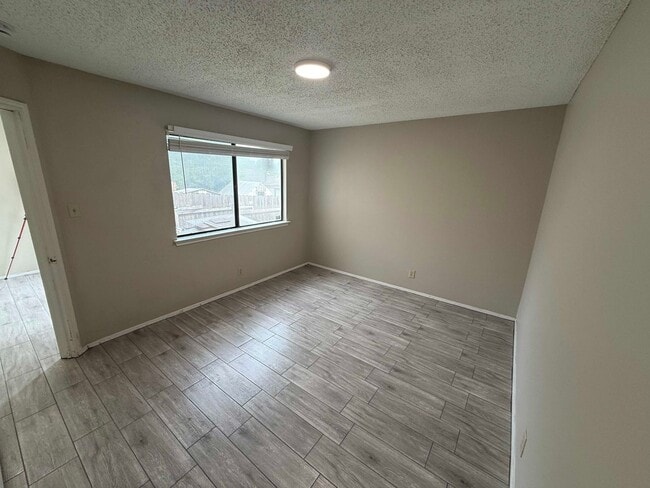 Building Photo - 1204 Greenbriar Loop
