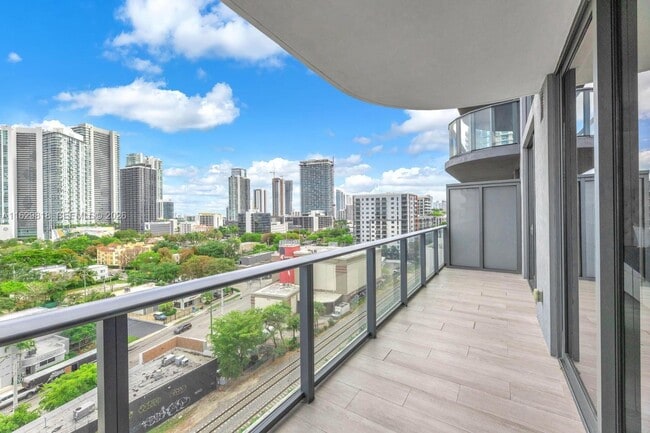 Photo - 121 NE 34th St Unidad 905