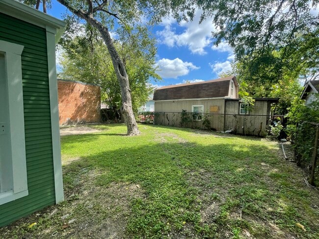 Photo - 5332 Lindsley Ave