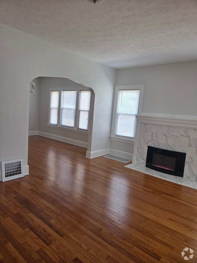 Building Photo - 328 E 6th St Rental