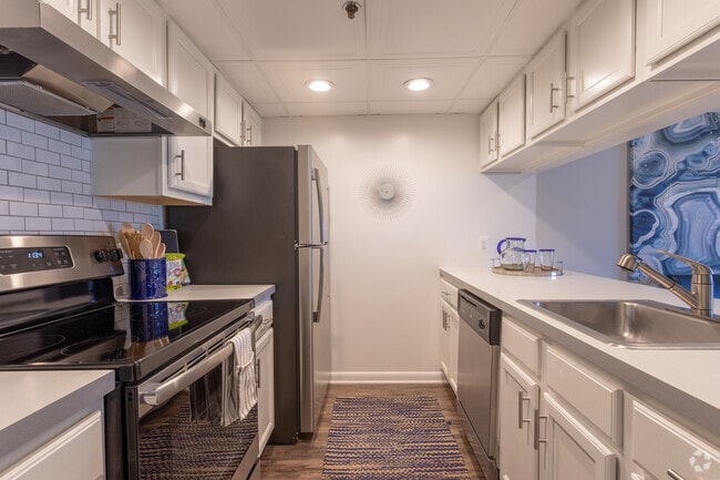 1BR, 1BA - 880 SF