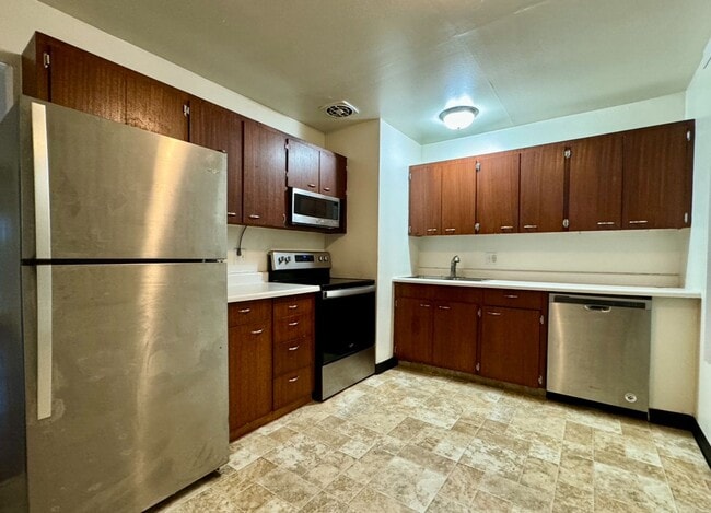Building Photo - Reed Neighborhood Gem~ Great Natural Light~ Fenced Front Patio~ Onsite Laundry~ Off Street parkin... Unit 4610