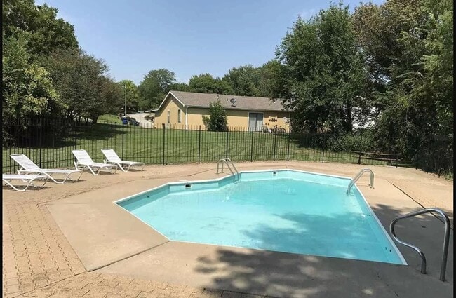 Building Photo - 1319 Westbrook St Condo - 2 bedroom 2 bath...