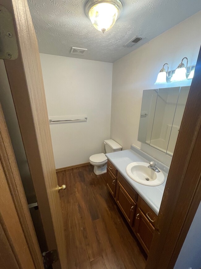 Baño - 6604 Logan Ave