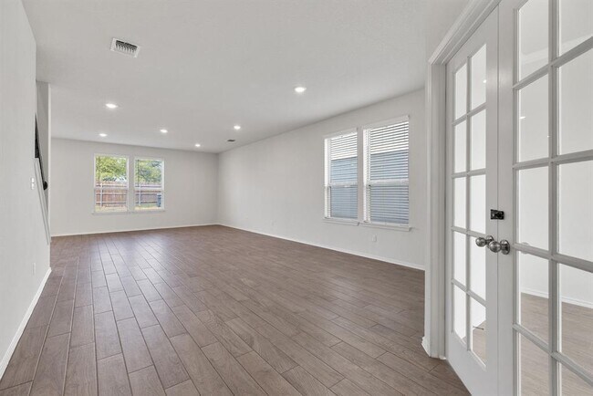 Photo - 905 Duskywing Wy