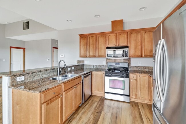 Photo - 3 Bed 2 Bath - Fairway Point - Pet per Approval - Fenced Backyard