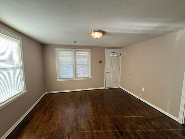 Living Room - 10'x12' - 821 S Saville Ave