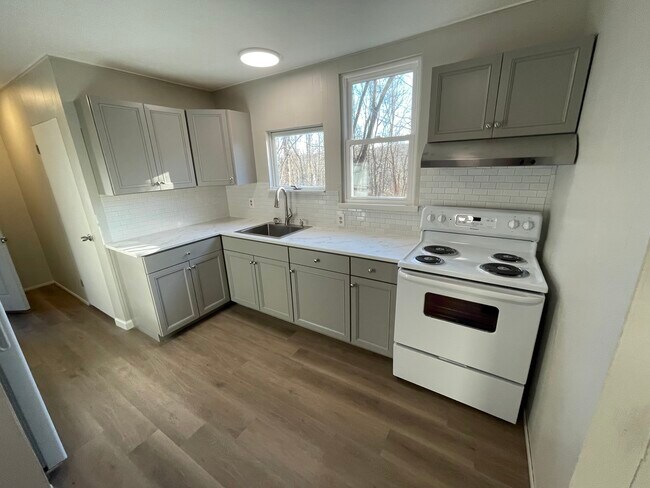 Photo - 64 School St