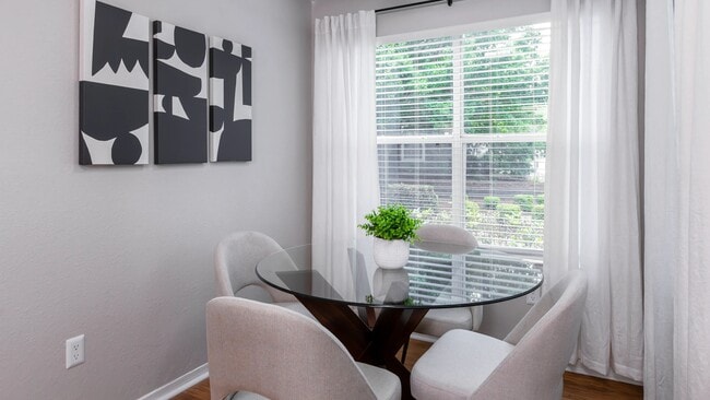 Bañada por la luz natural, este encantador solárium crea el rincón perfecto para comidas informales, charlas de café o una lectura tranquila por la mañana. - The Oasis at 1800