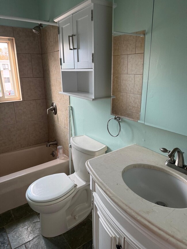 Building Photo - 94 Cowesett Ave Unit 26 Cowesstt Gardens