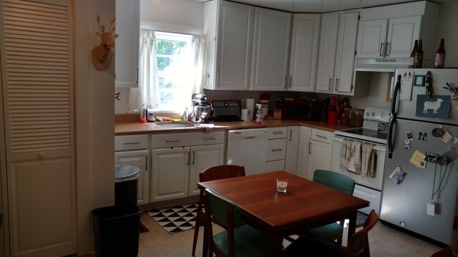 Kitchen w/table - 611 Bolling Ave Unit 611 Bolling Avenue, Apt A