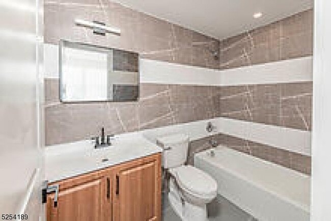 Photo - 125 Broughton Ave Unit 3