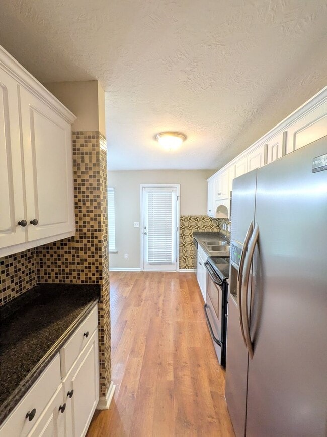 Photo - 264 Lynbrook Way