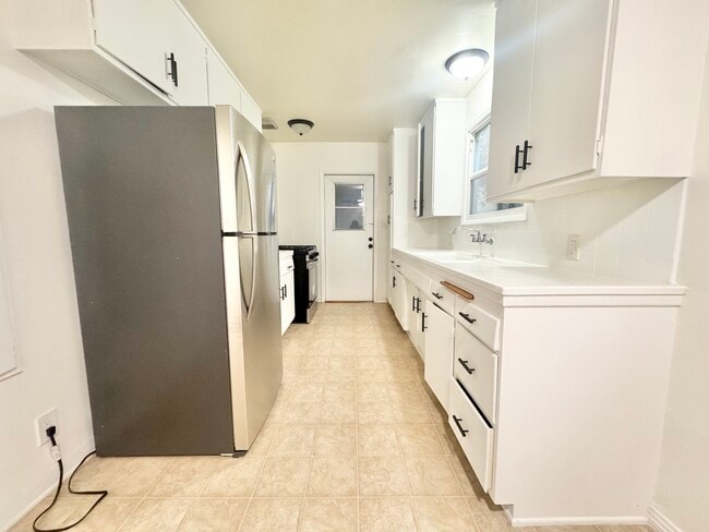 Building Photo - 2249 Merton Ave Unit 1 Rental
