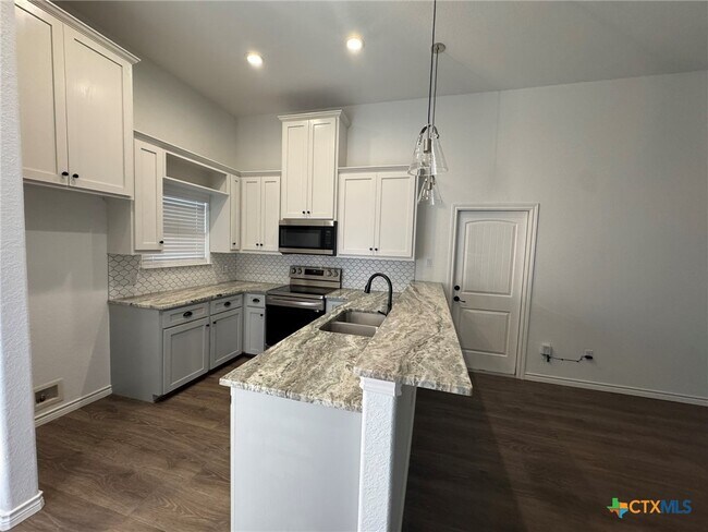 Photo - 168 Navarro Xing