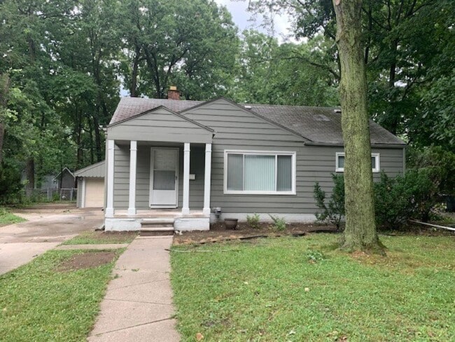 Building Photo - Spacious 4 Bed / 2 Bath Home with Large Ba...