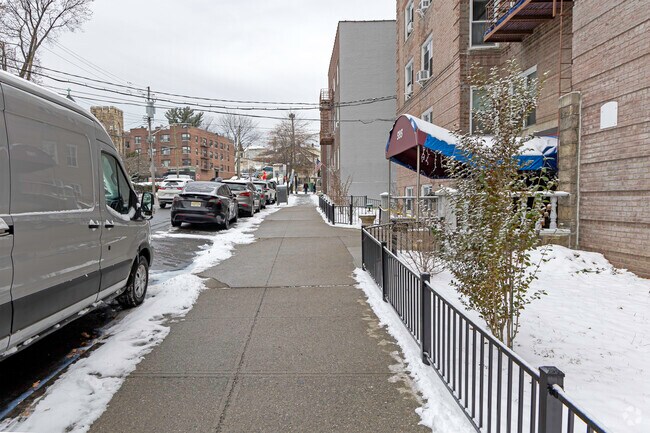 Pasarela - 595 Mclean Ave