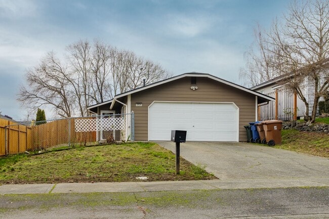 Building Photo - 3 Bedroom 1 Bathroom Rambler in NE Tacoma!