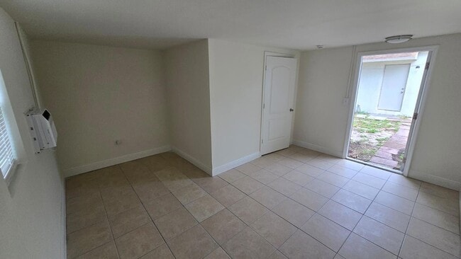 Photo - 632 W 2nd St