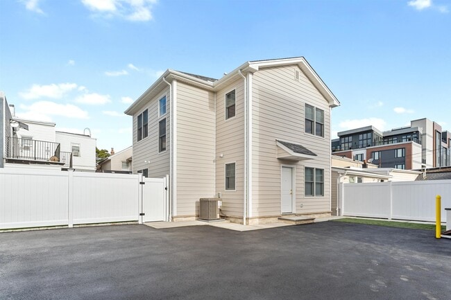 Photo - 6717 Madison St