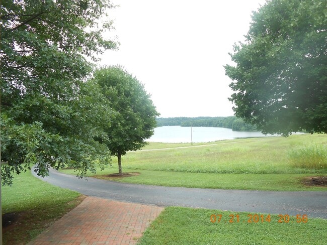 Photo - 3 Bedroom house in walking distance to Lake Robinson!