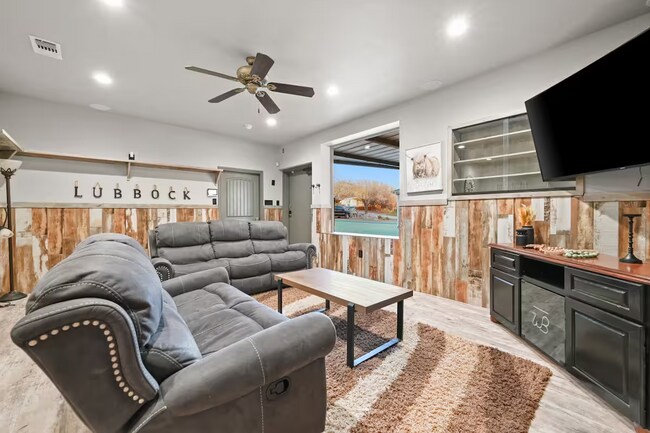 Building Photo - Fully Furnished Rental at Buffalo Springs Lake! All bills paid! Unit B