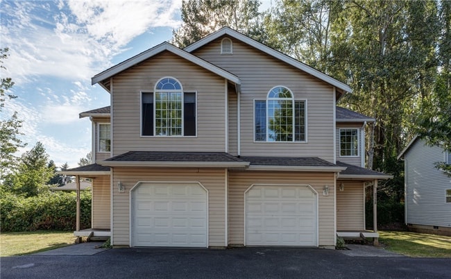 Building Photo - Spacious 4-Bedroom Duplex for Rent!