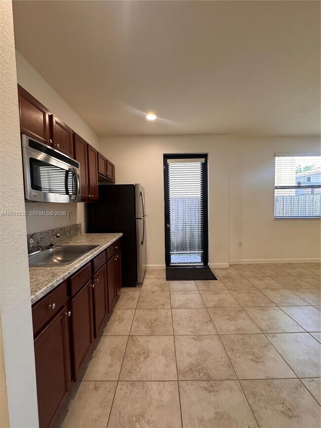 Building Photo - 15400 SW 173rd St Unit 2