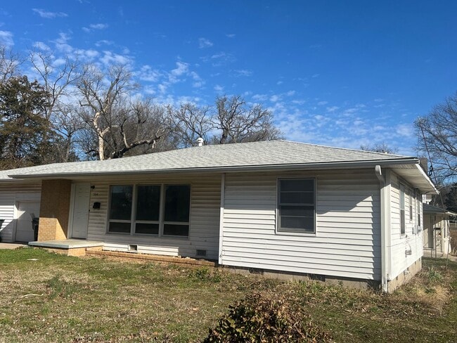 A charming 3 Bed 1 1/2 Bath House - A charming 3 Bed 1 1/2 Bath House